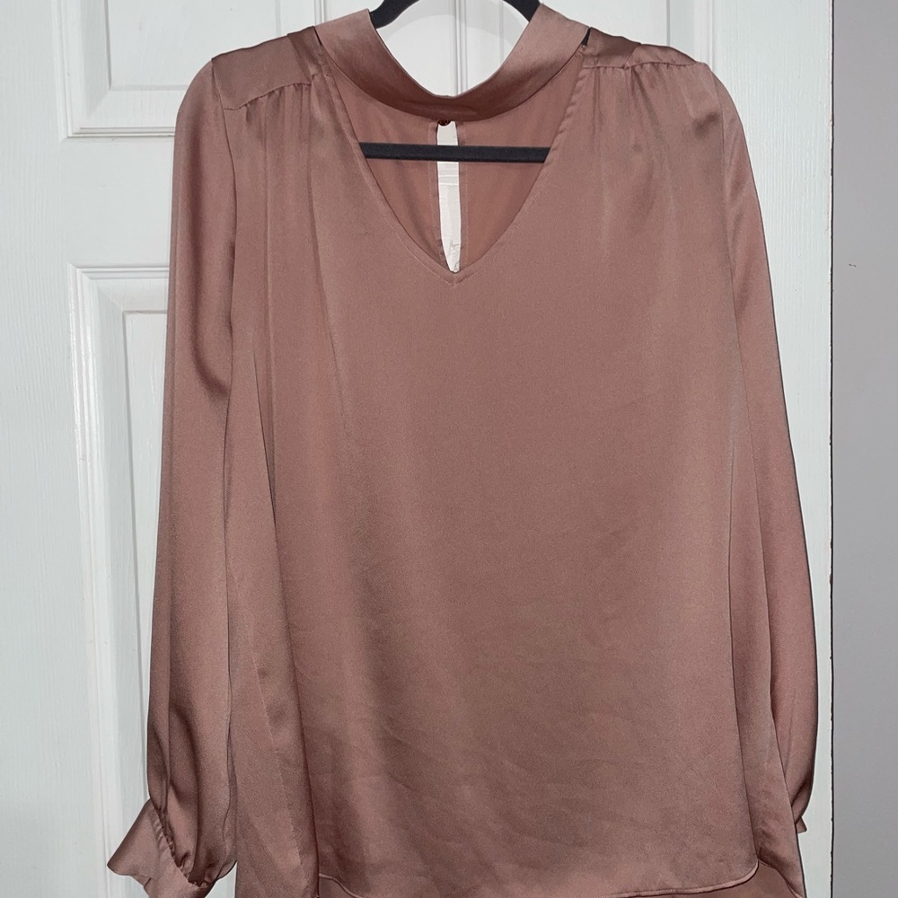 ❤️2 for $30❤️ VINCE CAMUTO KEYHOLE BLOUSE